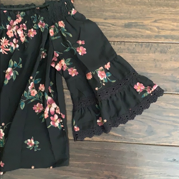 Nordstrom off the shoulder top - Picture 3 of 4